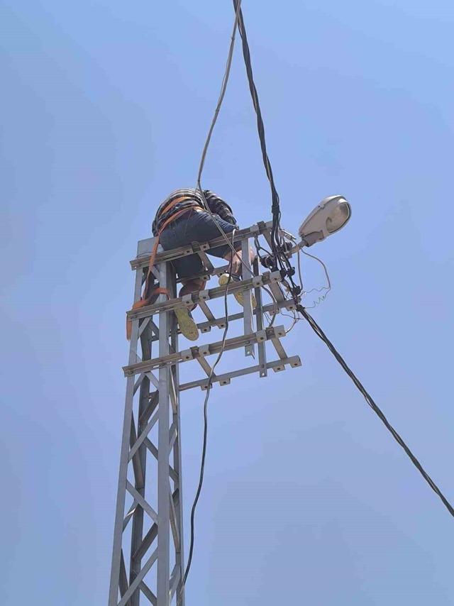 Elektrik direğinde akıma kapılan iş&ccedil;i yaralandı 2