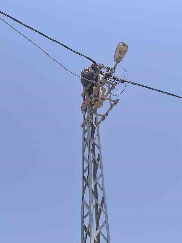 Elektrik direğinde akıma kapılan iş&ccedil;i yaralandı 1