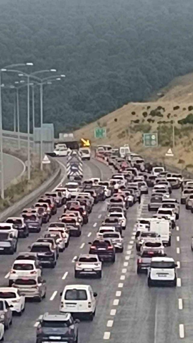 Balıkesir&rsquo;de saman y&uuml;kl&uuml; tır devrildi, otoyol trafiğe kapandı 1