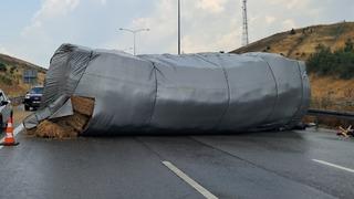 Balıkesir’de saman yüklü tır devrildi, otoyol trafiğe kapandı