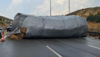 Balıkesir&rsquo;de saman y&uuml;kl&uuml; tır devrildi, otoyol trafiğe kapandı