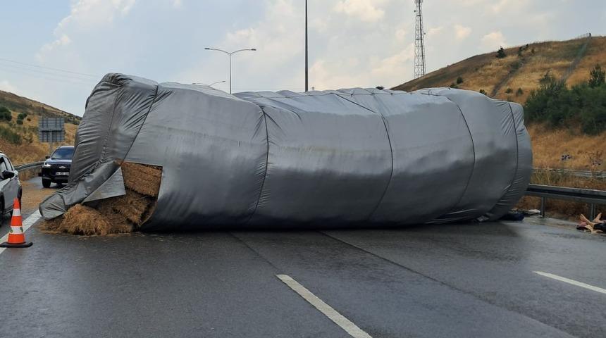 Balıkesir&rsquo;de saman y&uuml;kl&uuml; tır devrildi, otoyol trafiğe kapandı