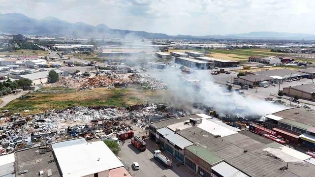Kayseri&rsquo;deki hurda yangını 2 saatte s&ouml;nd&uuml;r&uuml;ld&uuml; 10
