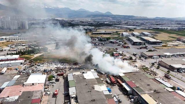 Kayseri&rsquo;deki hurda yangını 2 saatte s&ouml;nd&uuml;r&uuml;ld&uuml; 6