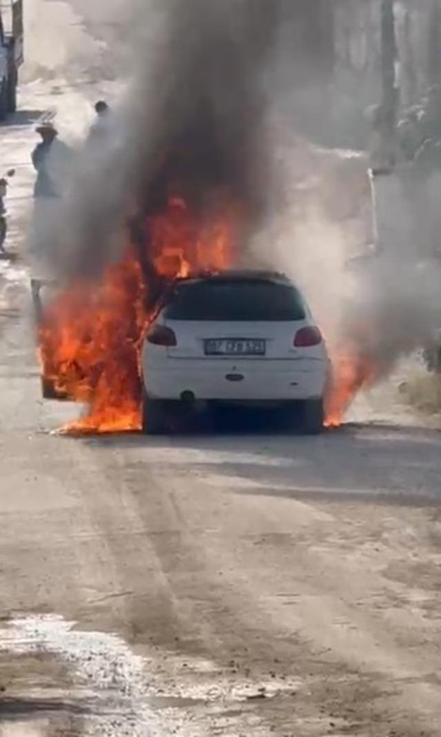 Antalya&rsquo;da seyir halindeki otomobil alev topuna d&ouml;nd&uuml; 4