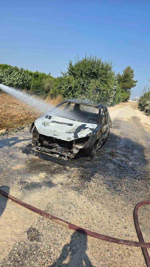Antalya&rsquo;da seyir halindeki otomobil alev topuna d&ouml;nd&uuml; 3