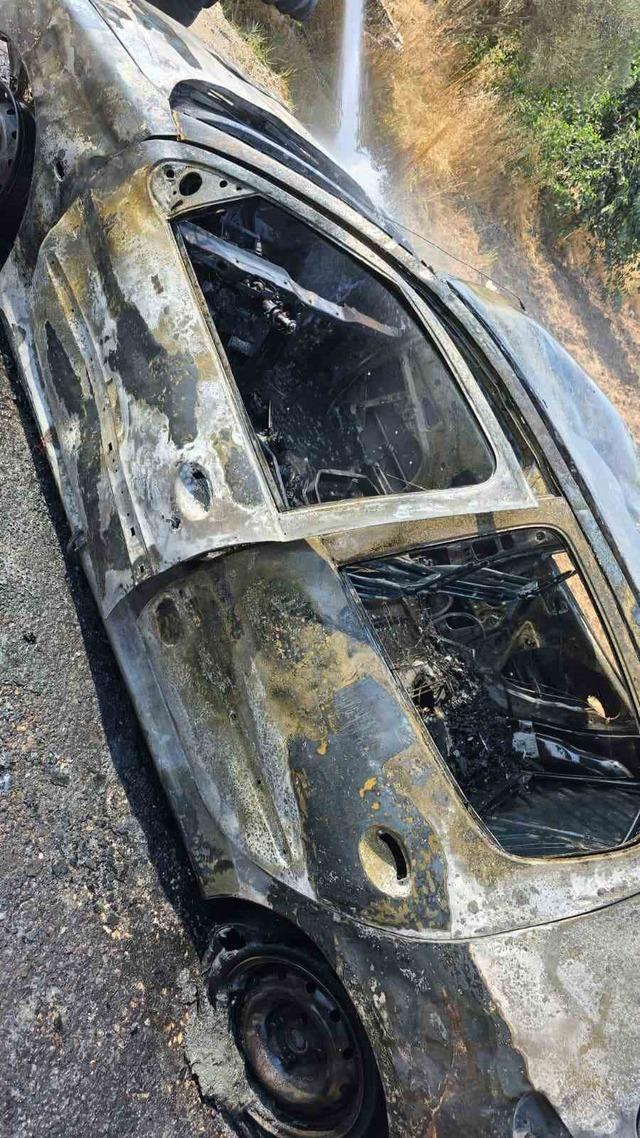 Antalya&rsquo;da seyir halindeki otomobil alev topuna d&ouml;nd&uuml; 2