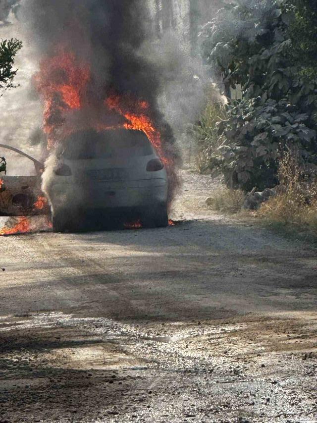 Antalya&rsquo;da seyir halindeki otomobil alev topuna d&ouml;nd&uuml; 1