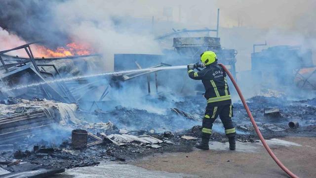 Kayseri&rsquo;deki hurda yangını 2 saatte s&ouml;nd&uuml;r&uuml;ld&uuml; 5