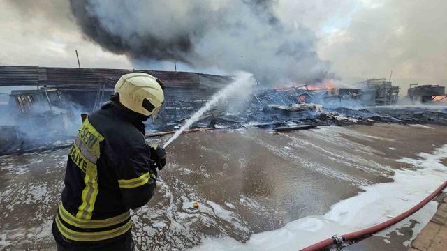 Kayseri&rsquo;deki hurda yangını 2 saatte s&ouml;nd&uuml;r&uuml;ld&uuml; 4