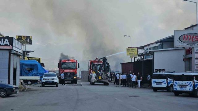 Kayseri&rsquo;deki hurda yangını 2 saatte s&ouml;nd&uuml;r&uuml;ld&uuml; 3