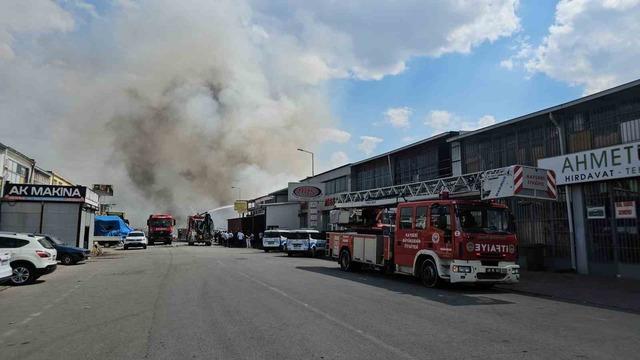 Kayseri&rsquo;deki hurda yangını 2 saatte s&ouml;nd&uuml;r&uuml;ld&uuml; 2