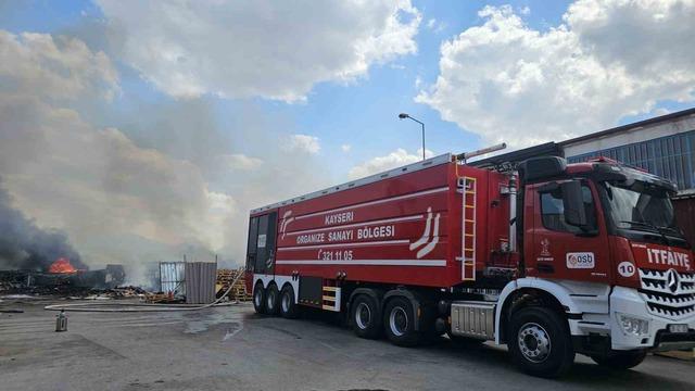 Kayseri&rsquo;deki hurda yangını 2 saatte s&ouml;nd&uuml;r&uuml;ld&uuml; 1