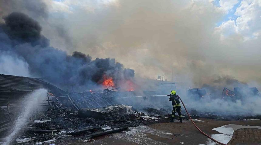 Kayseri&rsquo;deki hurda yangını 2 saatte s&ouml;nd&uuml;r&uuml;ld&uuml;