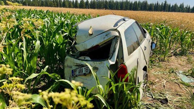 Afyonkarahisar da kargo aracı ile otomobille çarpıştı 1