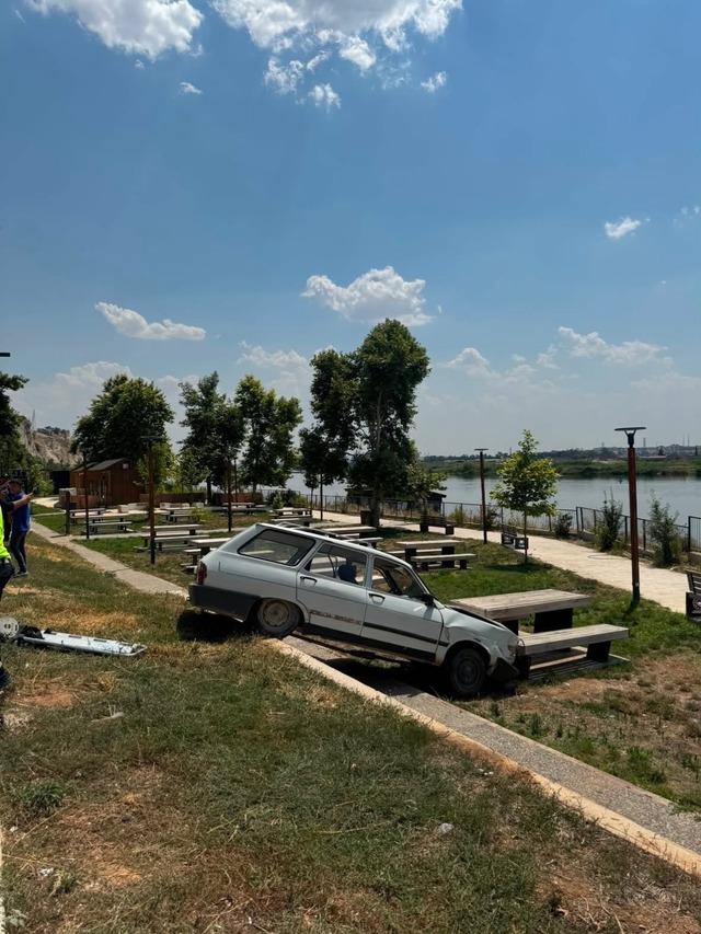 Şanlıurfa da otomobil millet bahçesine uçtu: 1 kişi yaralandı 2