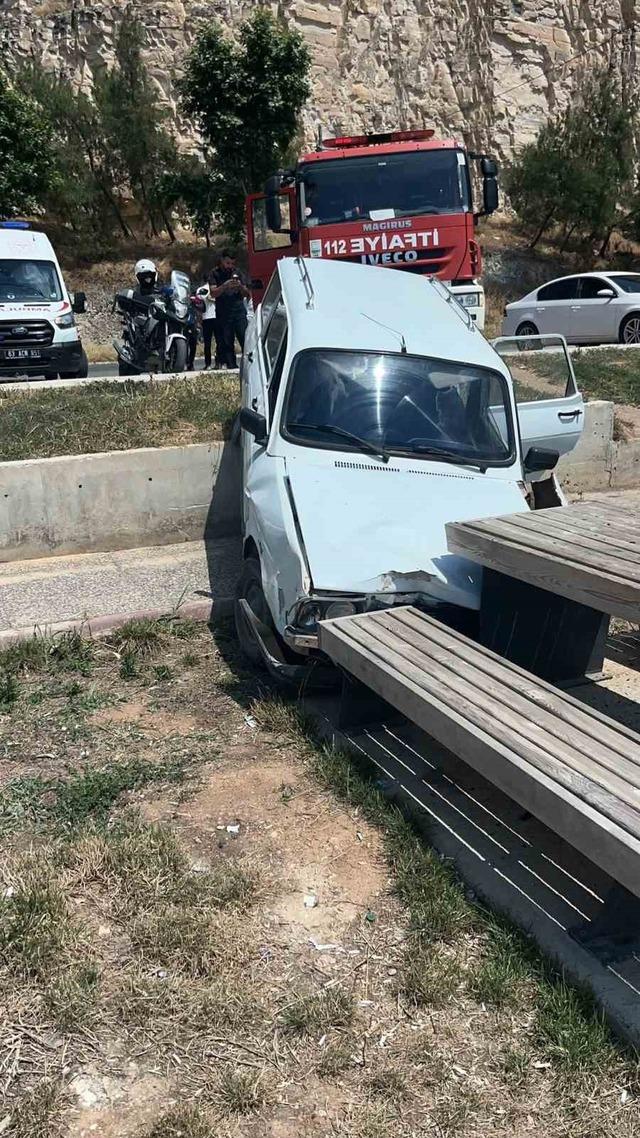Şanlıurfa da otomobil millet bahçesine uçtu: 1 kişi yaralandı 1