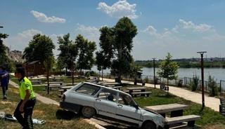 Otomobil millet bah&ccedil;esine u&ccedil;tu