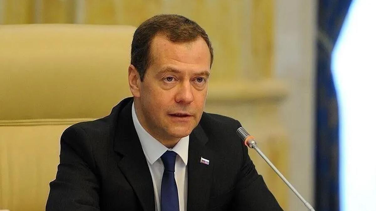 Medvedev bu s&ouml;zlerle duyurdu: "İran ın elinde bir  termon&uuml;kleer silah  var" 1