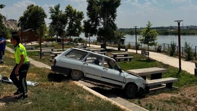 Yer: Şanlıurfa! Otomobil millet bahçesine uçtu