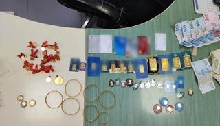 Temizlik iş&ccedil;isi bulduğu altın dolu &ccedil;antayı polise teslim etti