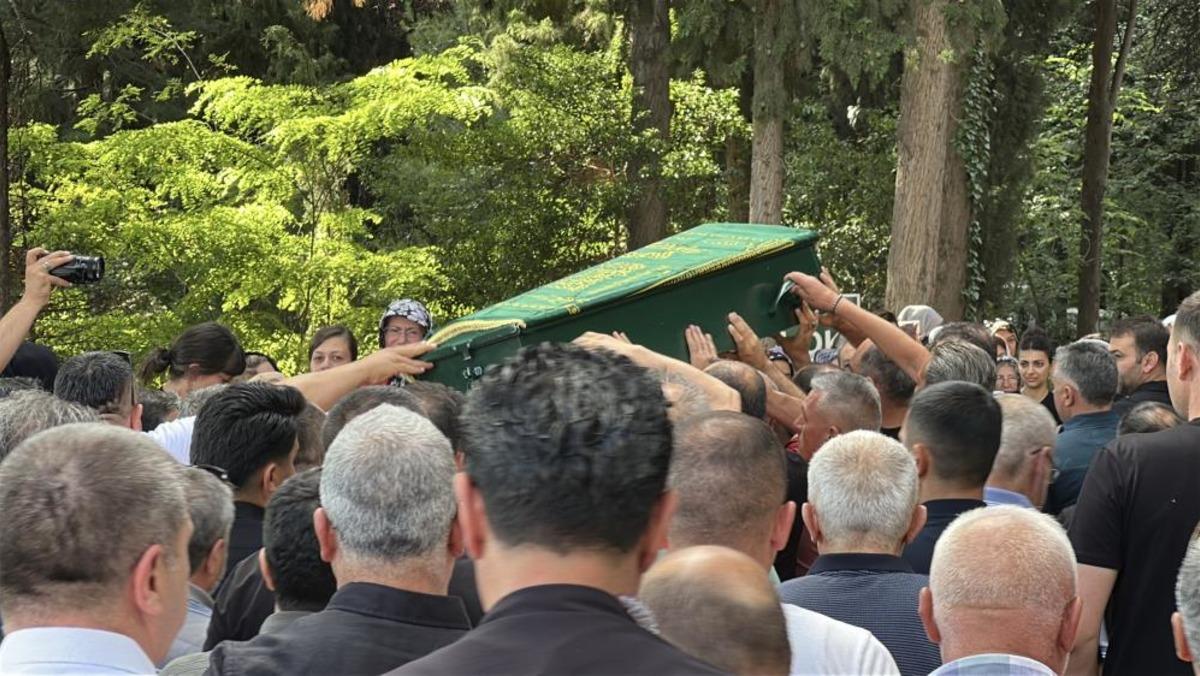 Diş tedavisi i&ccedil;in gittiği hastanede hayatını kaybeden 8 yaşındaki kız son yolculuğuna uğurlandı 1
