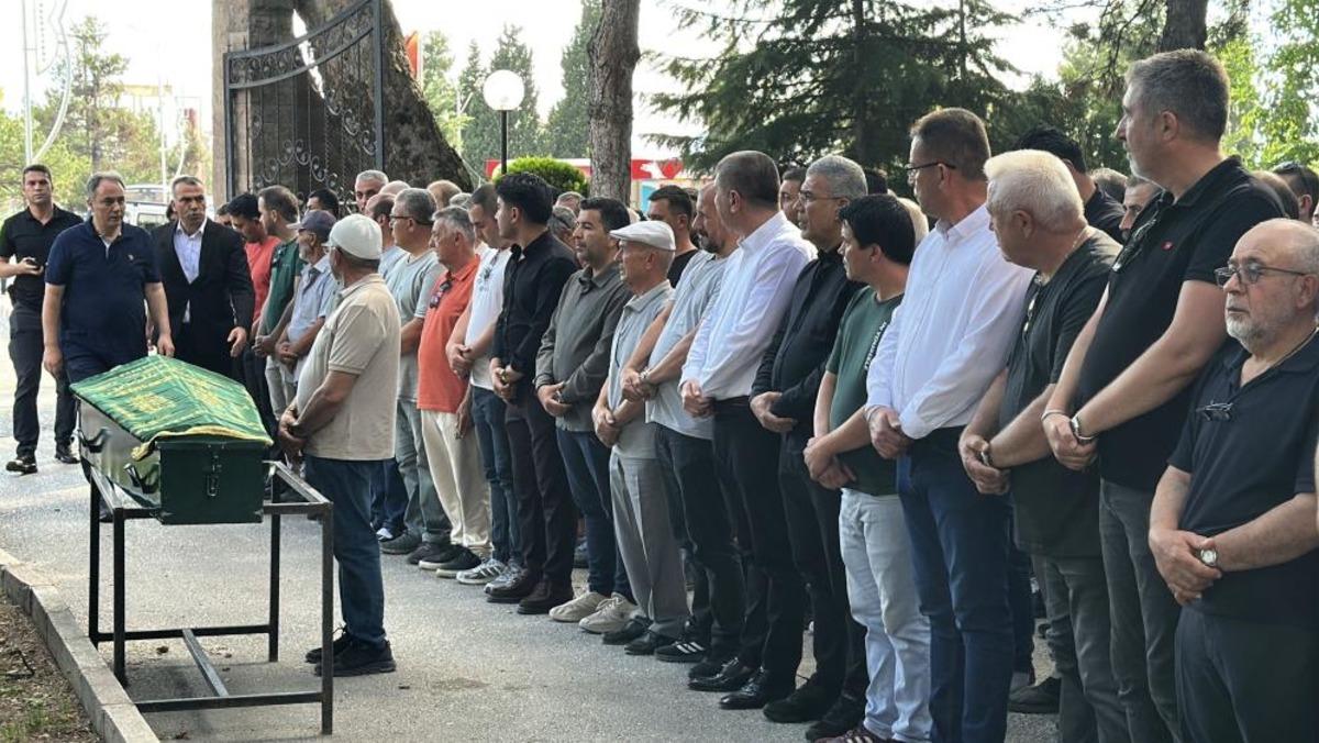 Diş tedavisi i&ccedil;in gittiği hastanede hayatını kaybeden 8 yaşındaki kız son yolculuğuna uğurlandı 2