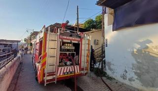 Evin hurdalık b&ouml;l&uuml;m&uuml;nde &ccedil;ıkan yangın ekipleri harekete ge&ccedil;irdi