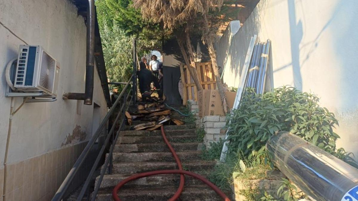 Evin hurdalık b&ouml;l&uuml;m&uuml;nde &ccedil;ıkan yangın ekipleri harekete ge&ccedil;irdi 1