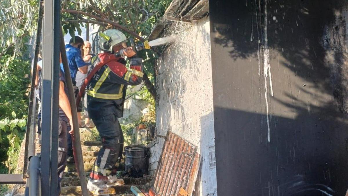 Evin hurdalık b&ouml;l&uuml;m&uuml;nde &ccedil;ıkan yangın ekipleri harekete ge&ccedil;irdi 2