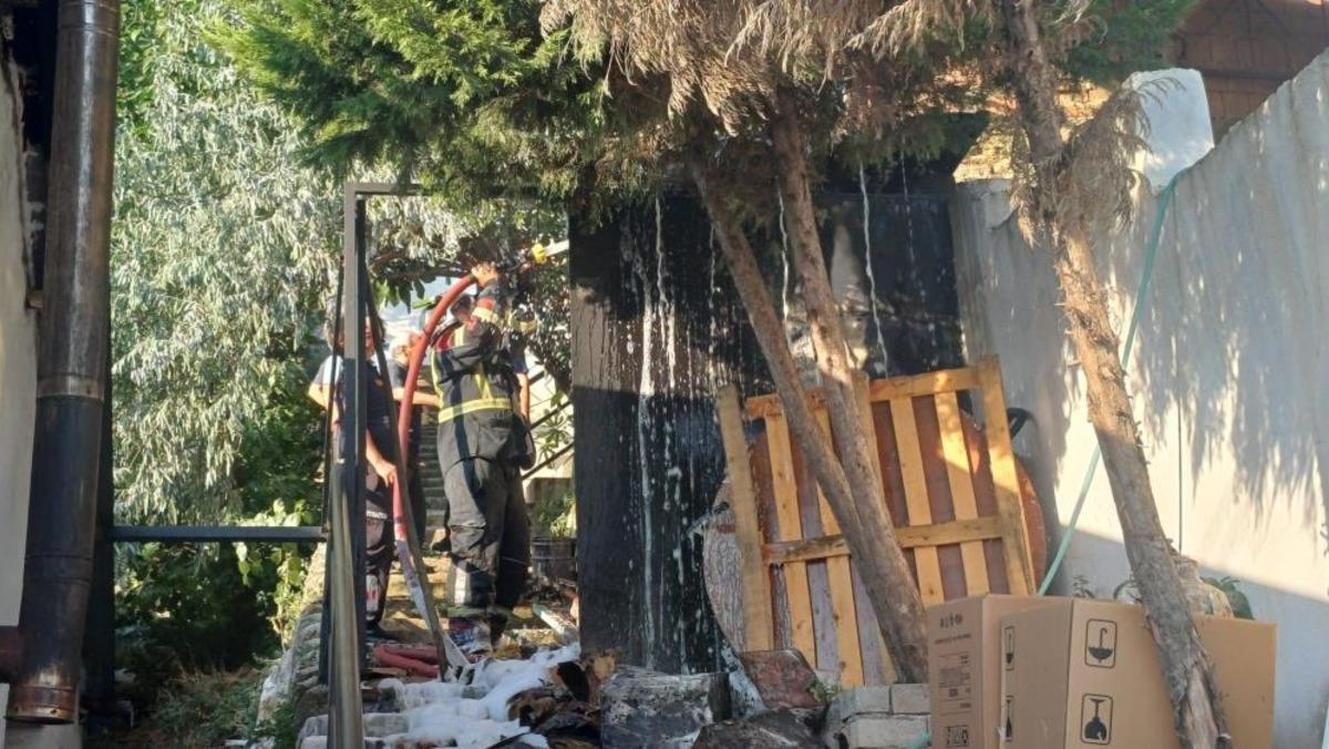 Evin hurdalık b&ouml;l&uuml;m&uuml;nde &ccedil;ıkan yangın ekipleri harekete ge&ccedil;irdi 3