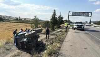 Kontrolden &ccedil;ıkan trakt&ouml;r şarampole devrildi: 1 yaralı