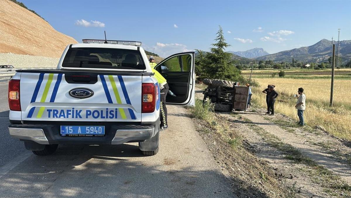 Kontrolden &ccedil;ıkan trakt&ouml;r şarampole devrildi: 1 yaralı 1