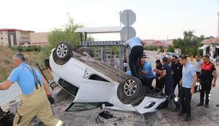 Takla atan otomobildeki 4 &uuml;niversite &ouml;ğrencisi yaralandı