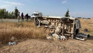 Tarım iş&ccedil;ilerini taşıyan minib&uuml;s devrildi: 17 yaralı