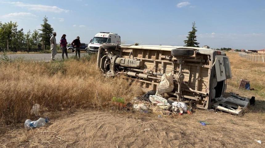 Tarım iş&ccedil;ilerini taşıyan minib&uuml;s devrildi: 17 yaralı