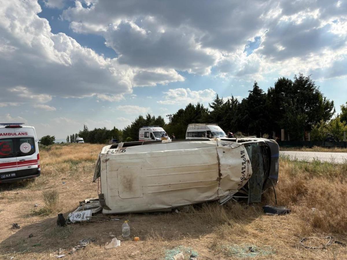 Tarım işçilerini taşıyan minibüs devrildi: 17 yaralı 2