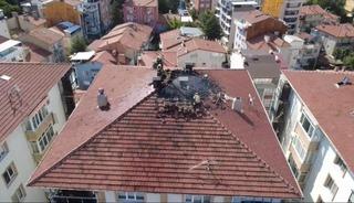 K&uuml;tahya&rsquo;da yıldırım d&uuml;şen &ccedil;atıda yangın &ccedil;ıktı