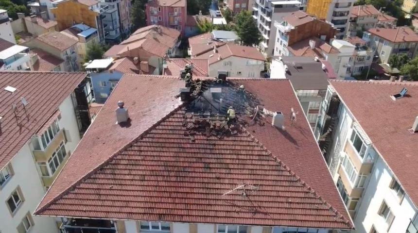 K&uuml;tahya&rsquo;da yıldırım d&uuml;şen &ccedil;atıda yangın &ccedil;ıktı