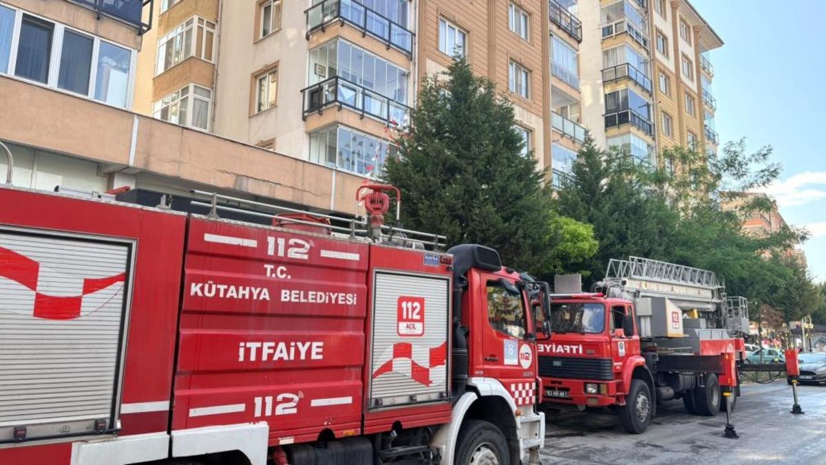 K&uuml;tahya&rsquo;da yıldırım d&uuml;şen &ccedil;atıda yangın &ccedil;ıktı 2
