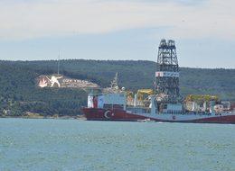 Türkiye'nin ilk aktif sondaj gemisi 'Fatih', Çanakkale Boğazı'ndan geçti