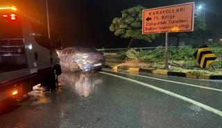 Alaplı Ak&ccedil;akoca yolunda kaza; 5 yaralı