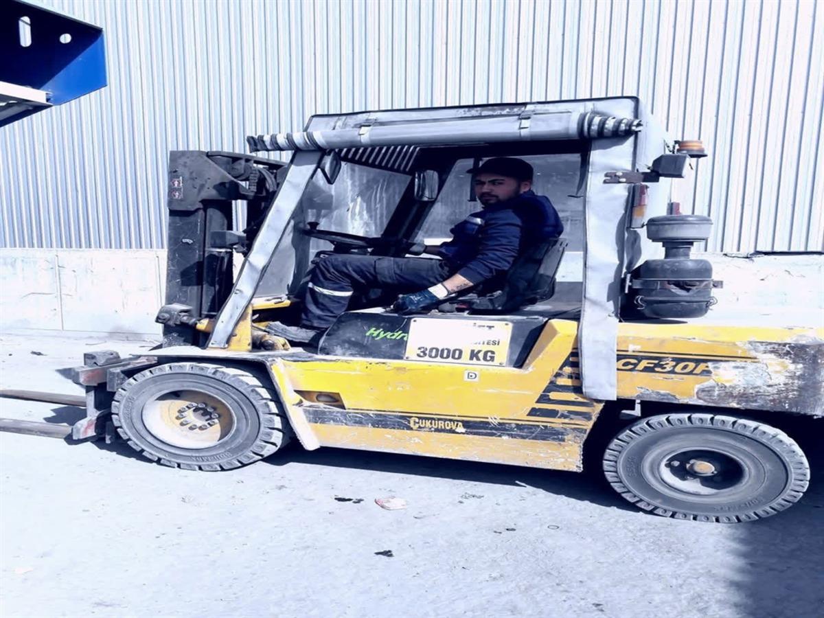 Şarampole yuvarlanan forkliftin altında kalan iş&ccedil;i hayatını kaybetti 1