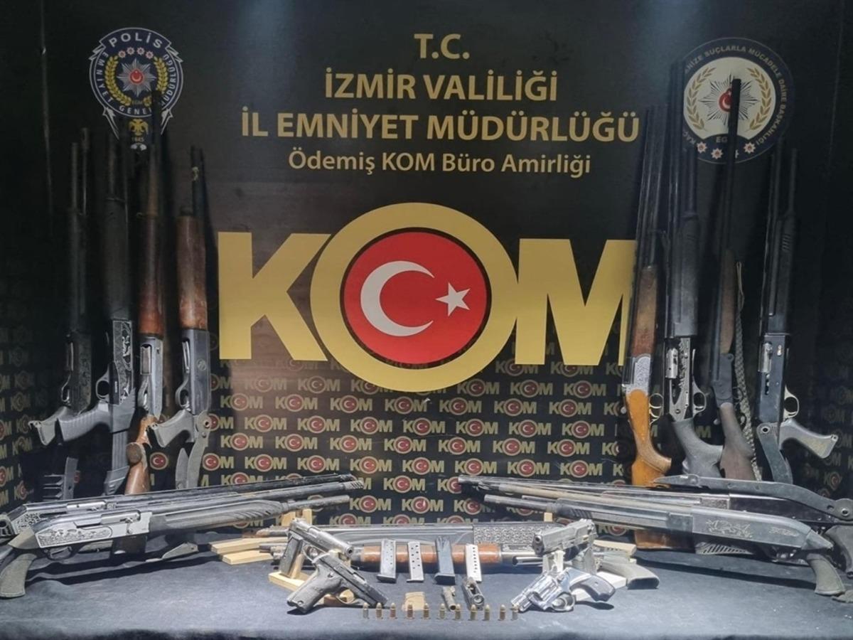 İzmir de silah ka&ccedil;ak&ccedil;ılığı operasyonu: 1 tutuklama 1