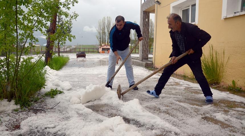 Haziran ayında sürpriz! 20 dakikada beyaza bürüdü