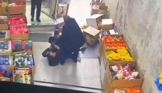 Komşu esnafın m&uuml;şteri kapma kavgası kamerada