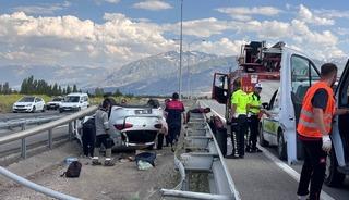 Erzincan&rsquo;da ters d&ouml;nen otomobilin s&uuml;r&uuml;c&uuml;s&uuml; kazayı yara almadan atlattı
