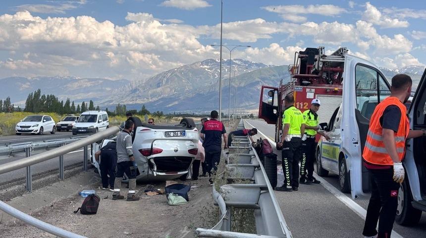 Erzincan&rsquo;da ters d&ouml;nen otomobilin s&uuml;r&uuml;c&uuml;s&uuml; kazayı yara almadan atlattı