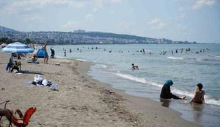 Samsun&rsquo;da dalga ve r&uuml;zgar alarmı: &rsquo;Denize girmeyin&rsquo; &ccedil;ağrısı
