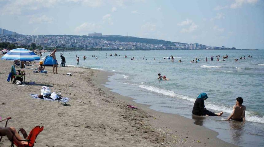Samsun&rsquo;da dalga ve r&uuml;zgar alarmı: &rsquo;Denize girmeyin&rsquo; &ccedil;ağrısı